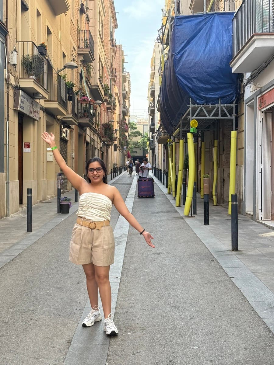 Reet waving in a narrow Barcelona street